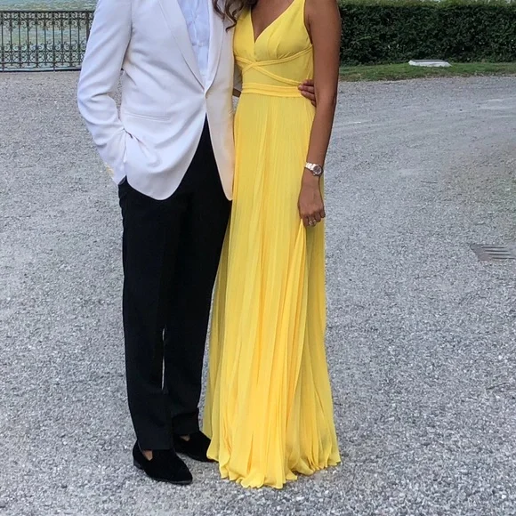 Beautiful yellow gown! - Picture 2 of 7